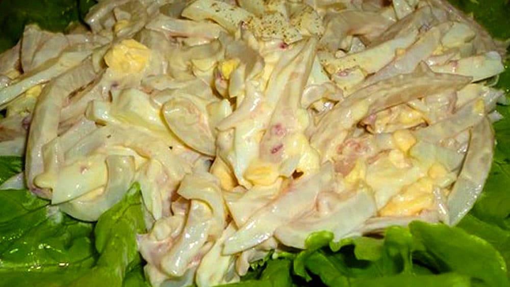 Салат с кальмарами, яйцом и луком
