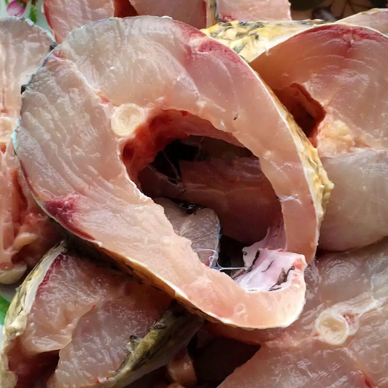 Разделанный белый амур на стейки