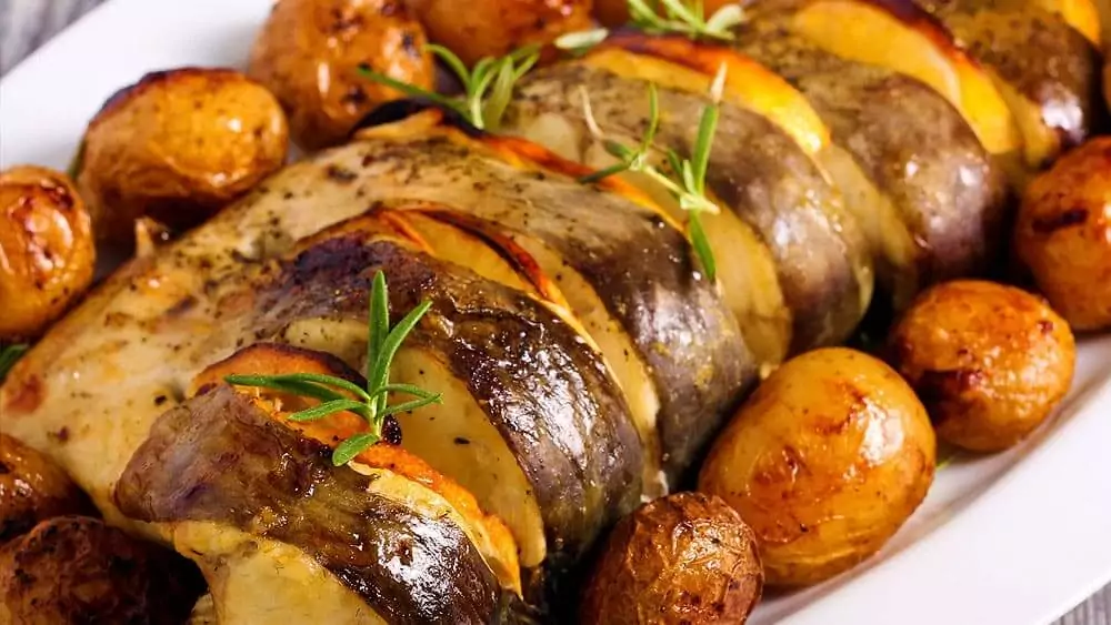 Сом запеченный в духовке кусочками.