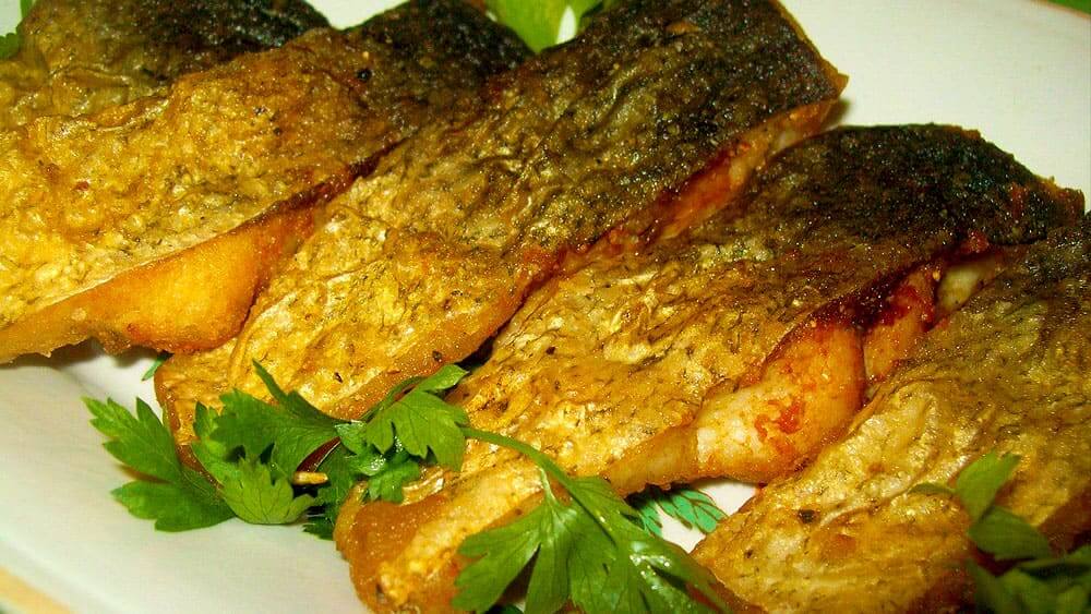 Пожарить рыбу толстолобик на сковороде вкусно и быстро.