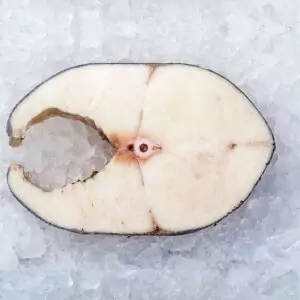 Стейк масляной рыбы охлажденный на льду в магазине Рыба Мясо