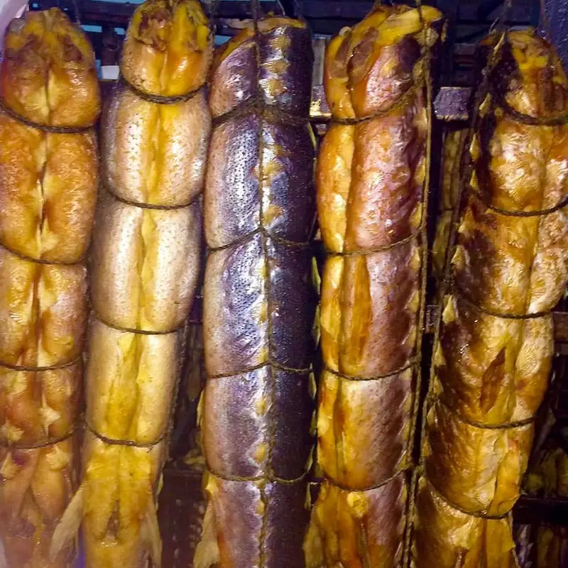 Небольшой осетр горячего копчения по низкой цене с доставкой на дом.